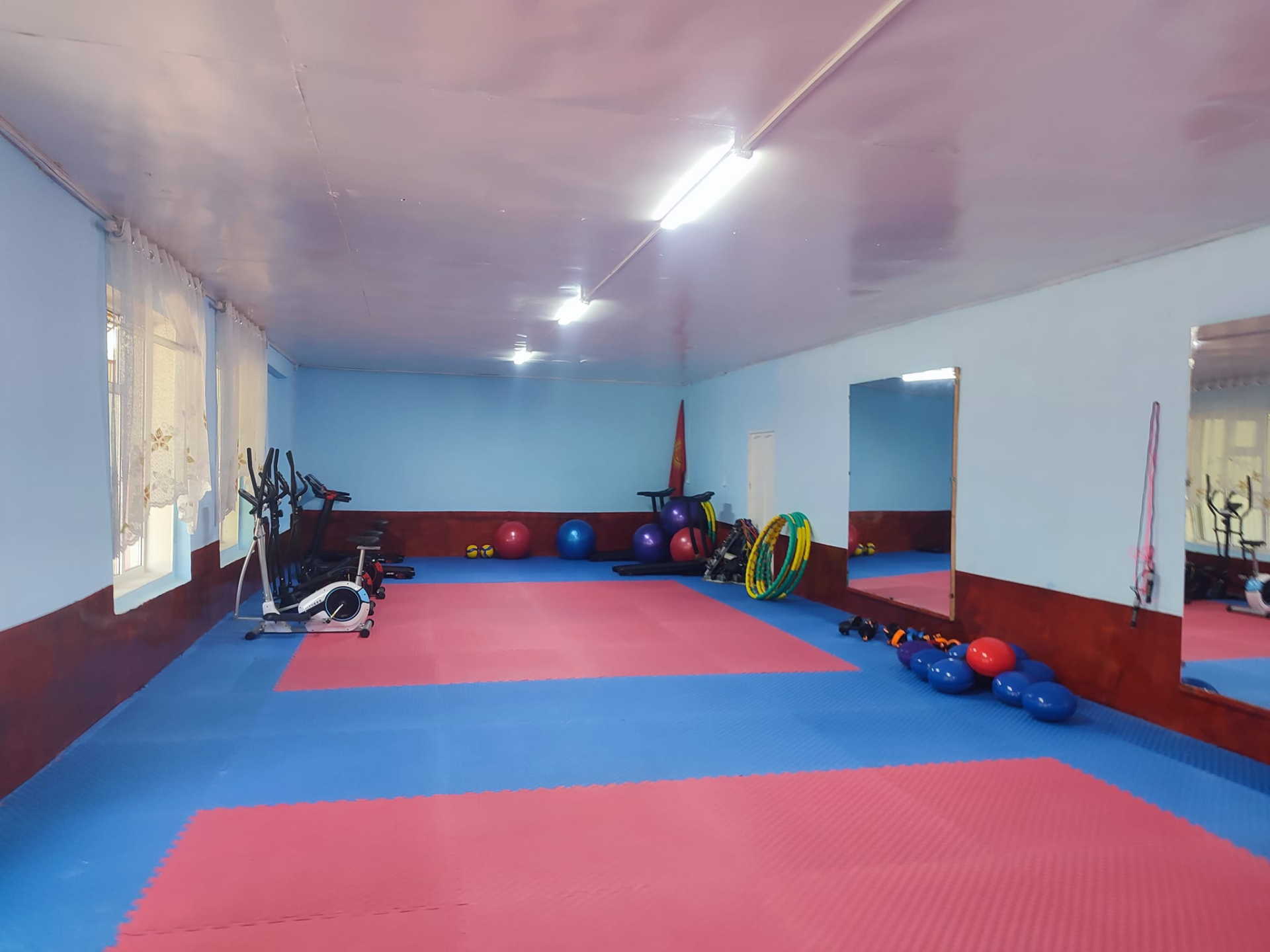 Кара-Токой айылындагы аялдар жана мүмкүнчүлүгү чектелгендер үчүн фитнес клубдун ички көрүнүшү