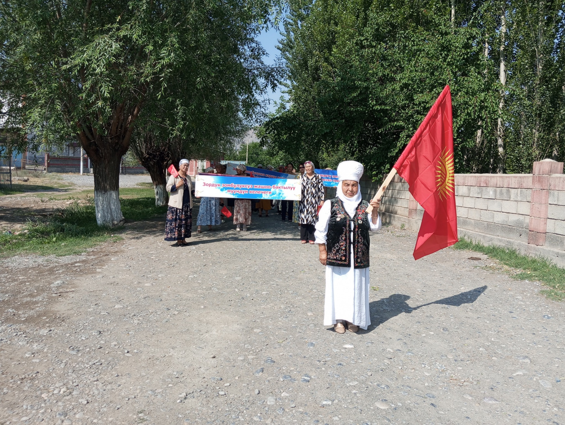 Бужум айылында «Биз зордук-зомбулукка каршыбыз» деген ураан менен жөө жүрүш өттү